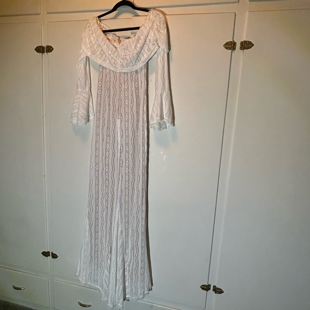 Elegant White Lace Off-Shoulder Dress - Picture 5 of 15